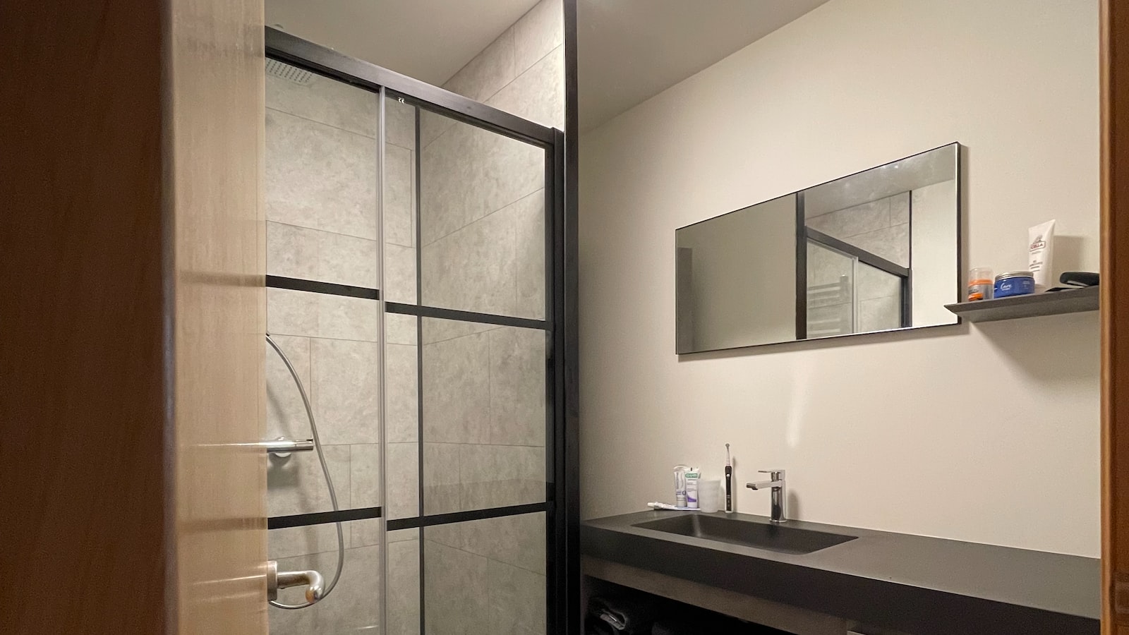 - Stijltips ​voor uw badkamer: hoe kunt u het ⁢wastafelmeubel ​combineren met ‌de rest⁤ van uw interieur